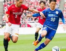 东京FC与对手正面交锋，比赛将激烈进行